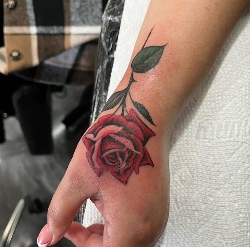Tatuaje de una rosa en la mano - Significado y 20 propuestas de diseño