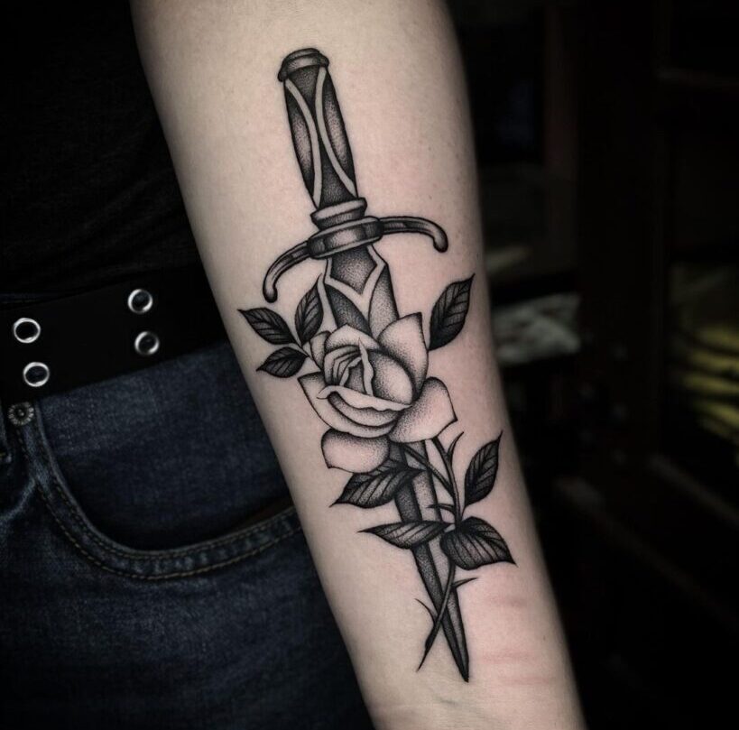Rose mit Dolch Tattoo Bedeutung und 20 spannende Tinte Designs