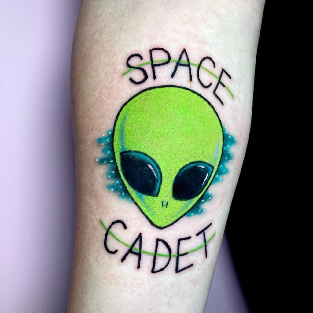 20 ideias cativantes de tatuagens de extraterrestres que ousam ser diferentes