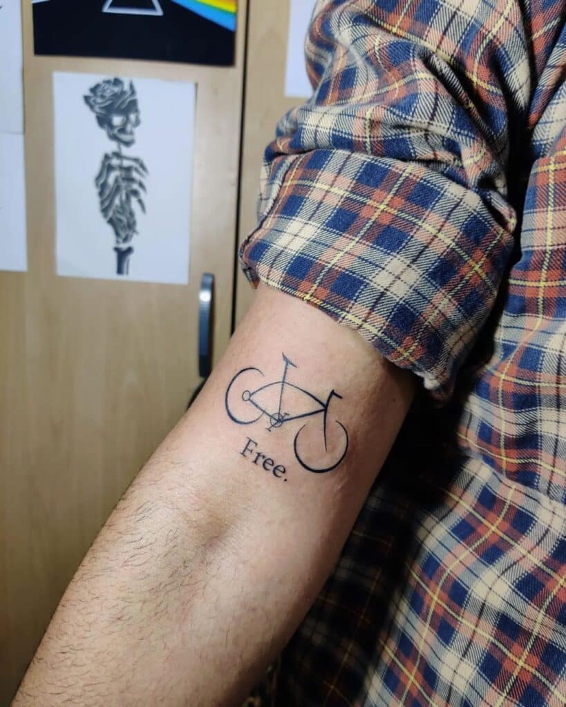 20 ideias atractivas de tatuagens de bicicleta para os aficionados do ar livre