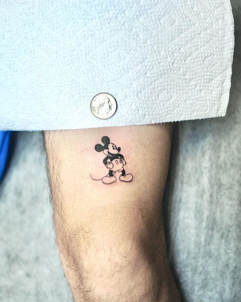 20 idées de tatouage épiques de Mickey Mouse parfaites pour les fans de Disney