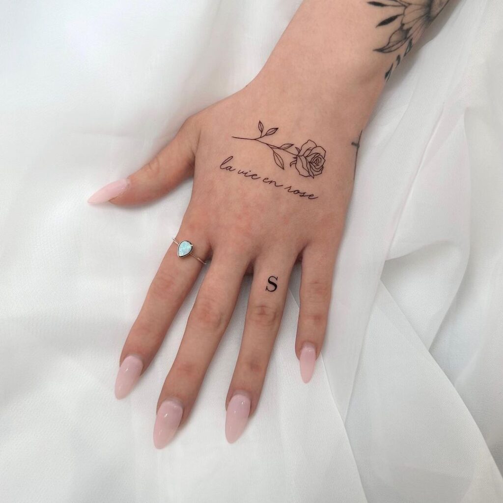Rose Tattoo auf einer Hand: Bedeutung und 20 Design-Vorschläge