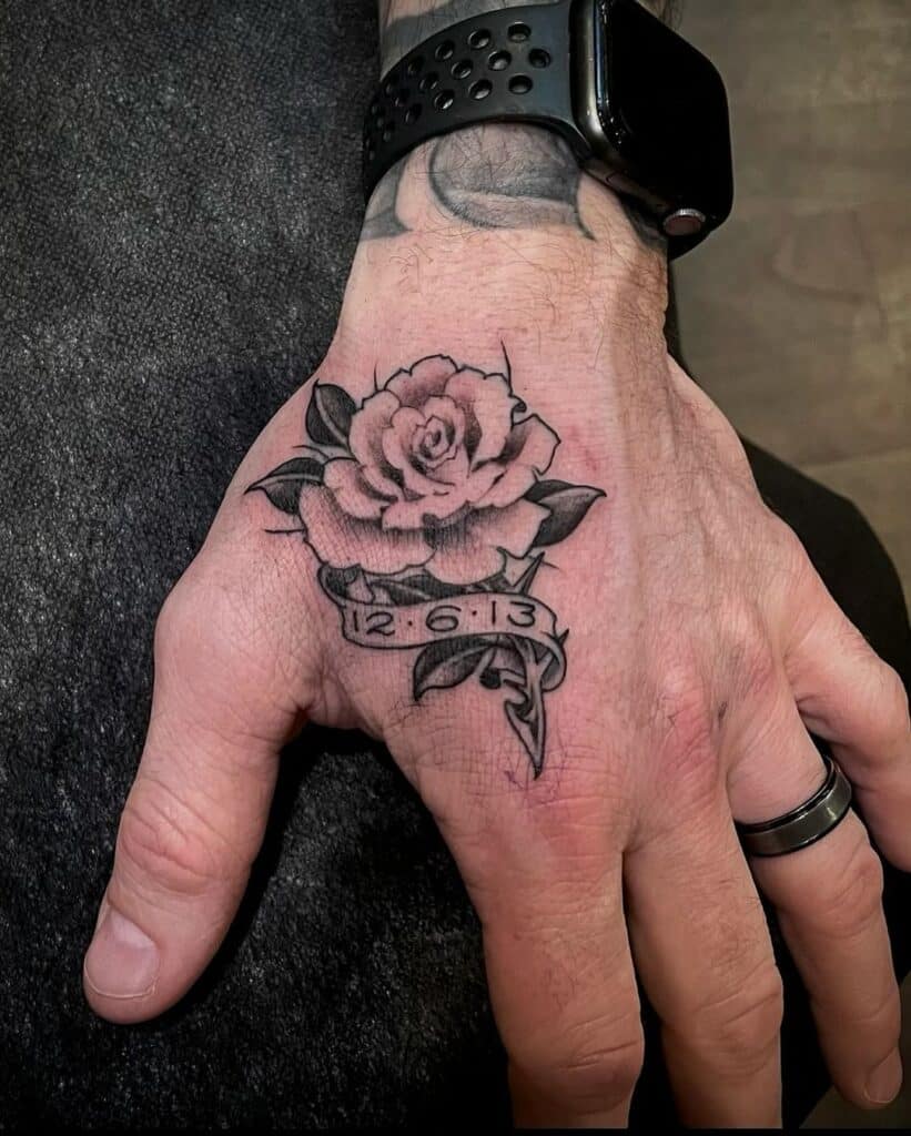 Rose Tattoo auf einer Hand: Bedeutung und 20 Design-Vorschläge