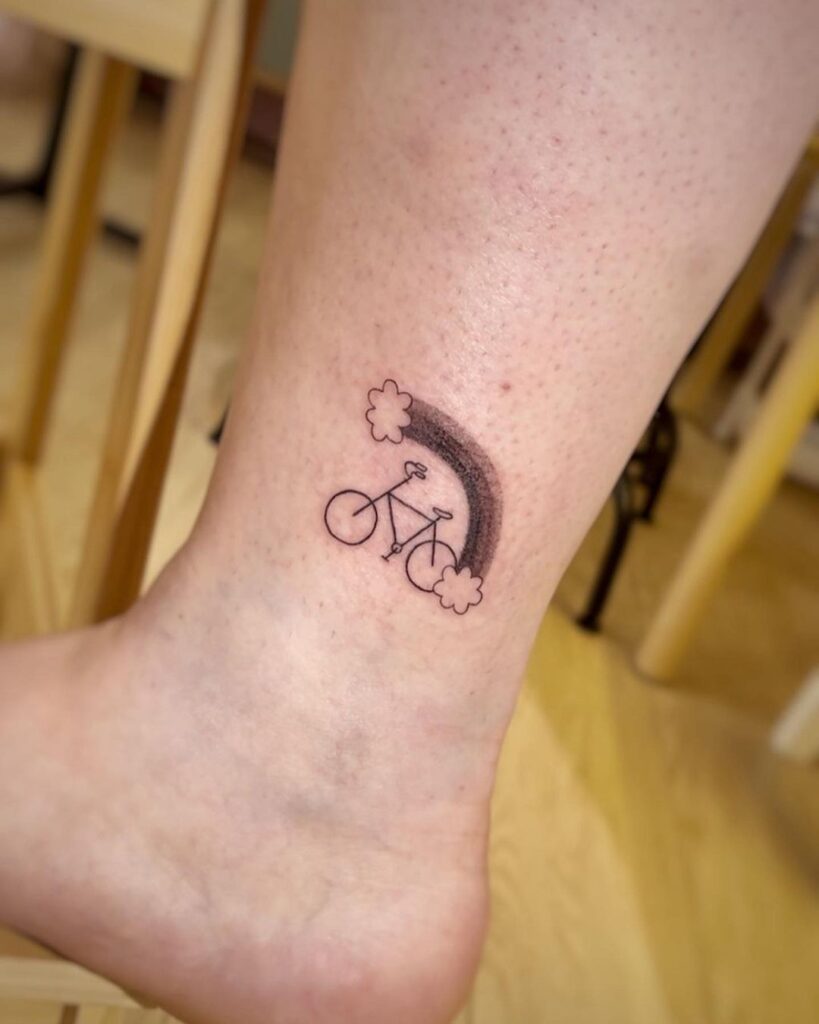 20 attraenti idee di tatuaggio con la bicicletta per gli amanti dell'aria aperta