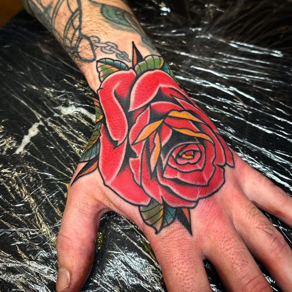 Rose Tattoo On A Hand : Signification et 20 suggestions de design