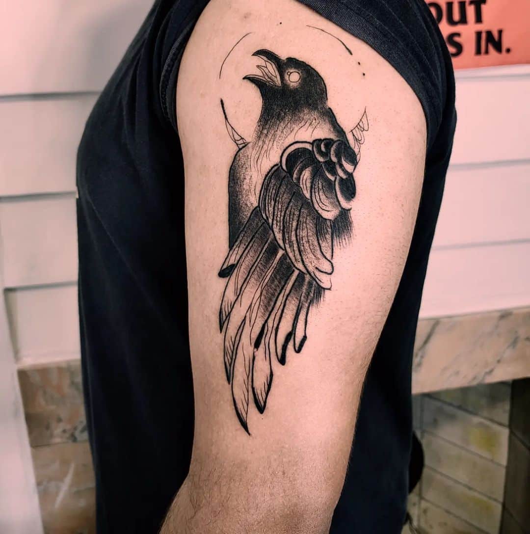 23 Tatuagens de corvos protetores para ajudá-lo em tempos difíceis