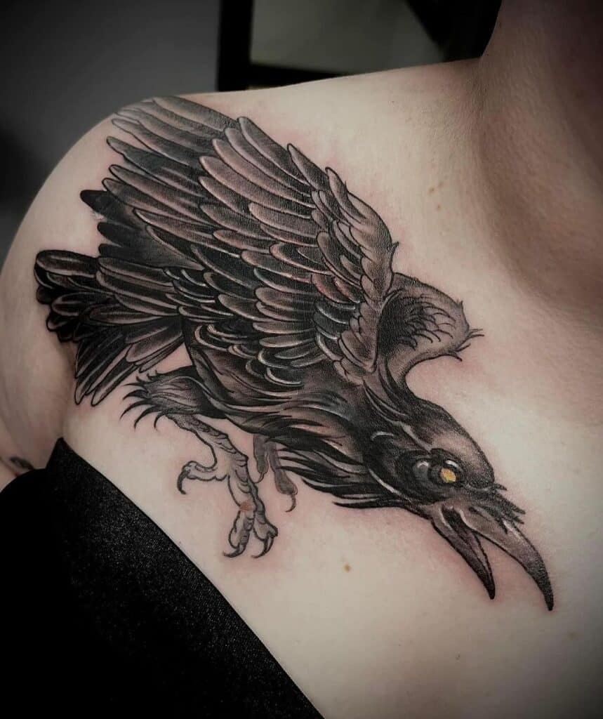 23 tatuajes de cuervos protectores que te ayudarán en tiempos difíciles