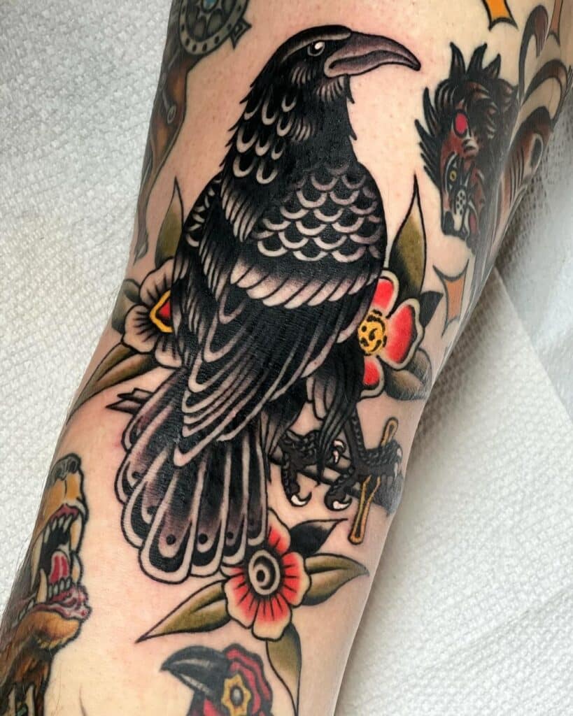 23 Tatuagens de corvos protetores para ajudá-lo em tempos difíceis
