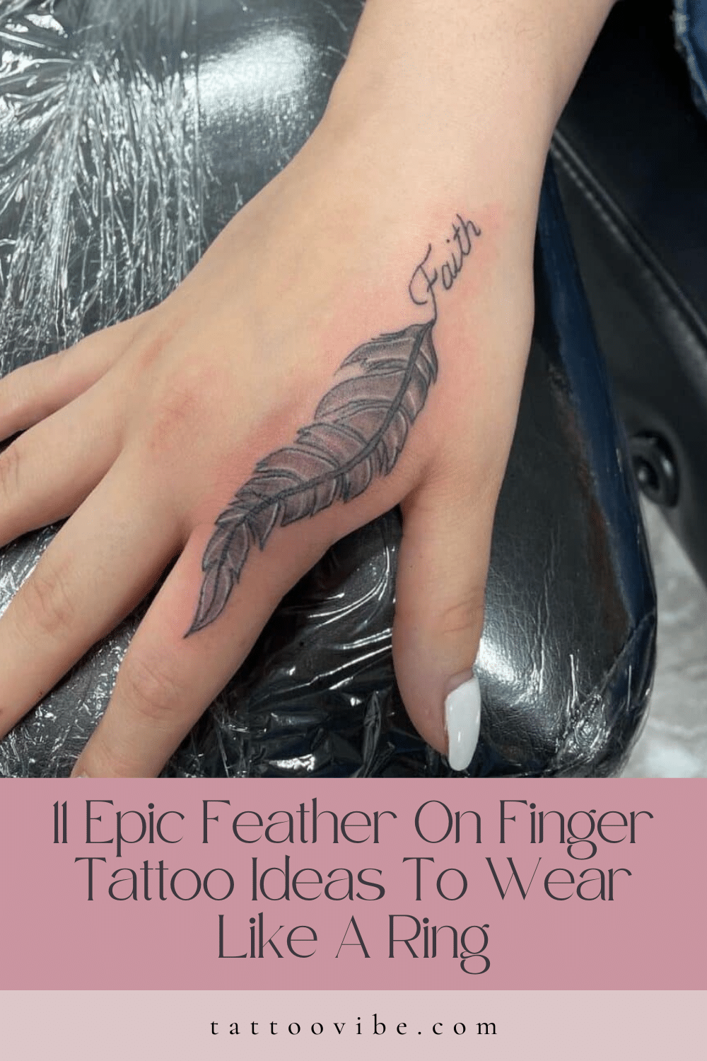 11 Ideias épicas de tatuagens de penas no dedo para usar como um anel