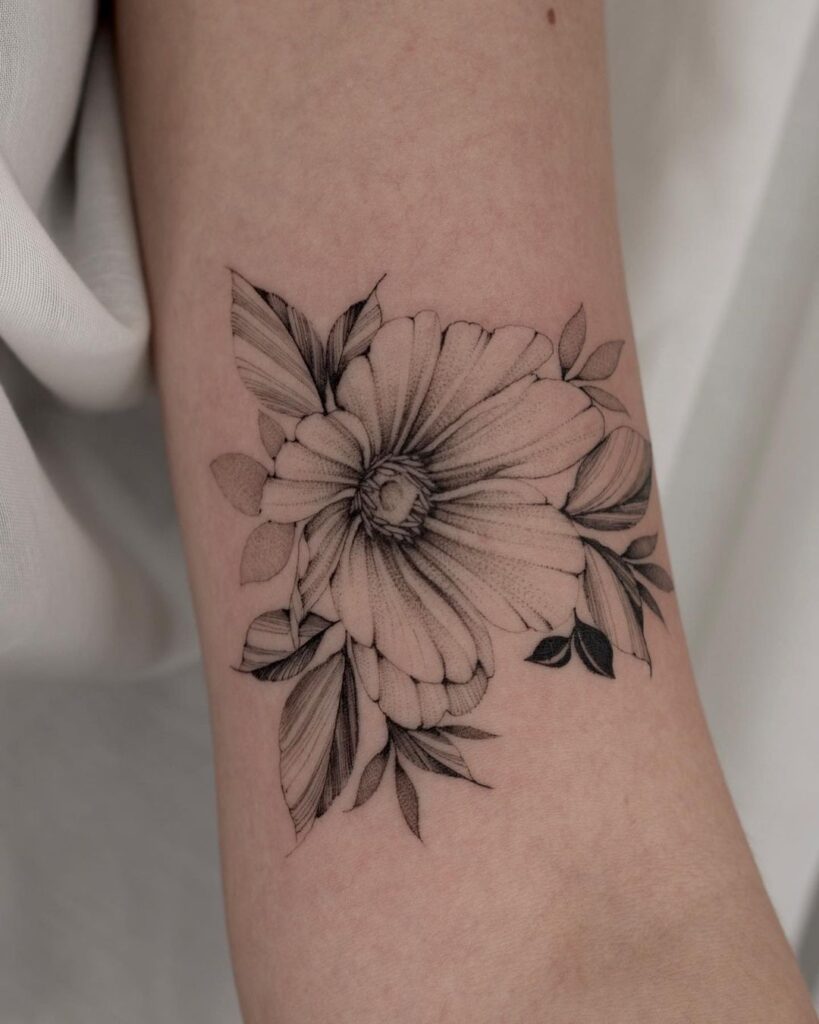 20 tatuaggi di fiori radiosi che esplorano la bellezza della natura