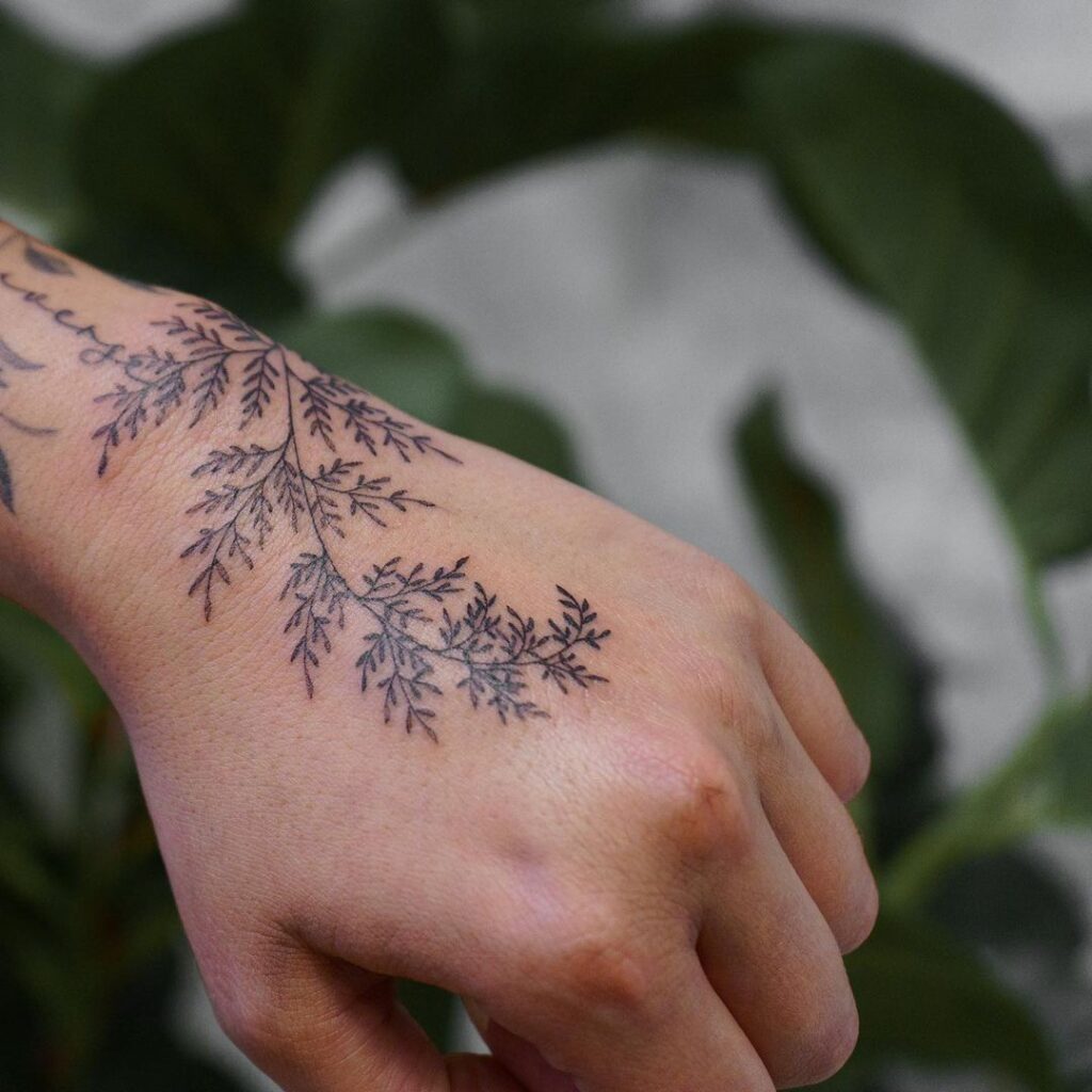 20 tatuaggi di felci fenomenali che faranno crescere la vostra ispirazione per l'inchiostro