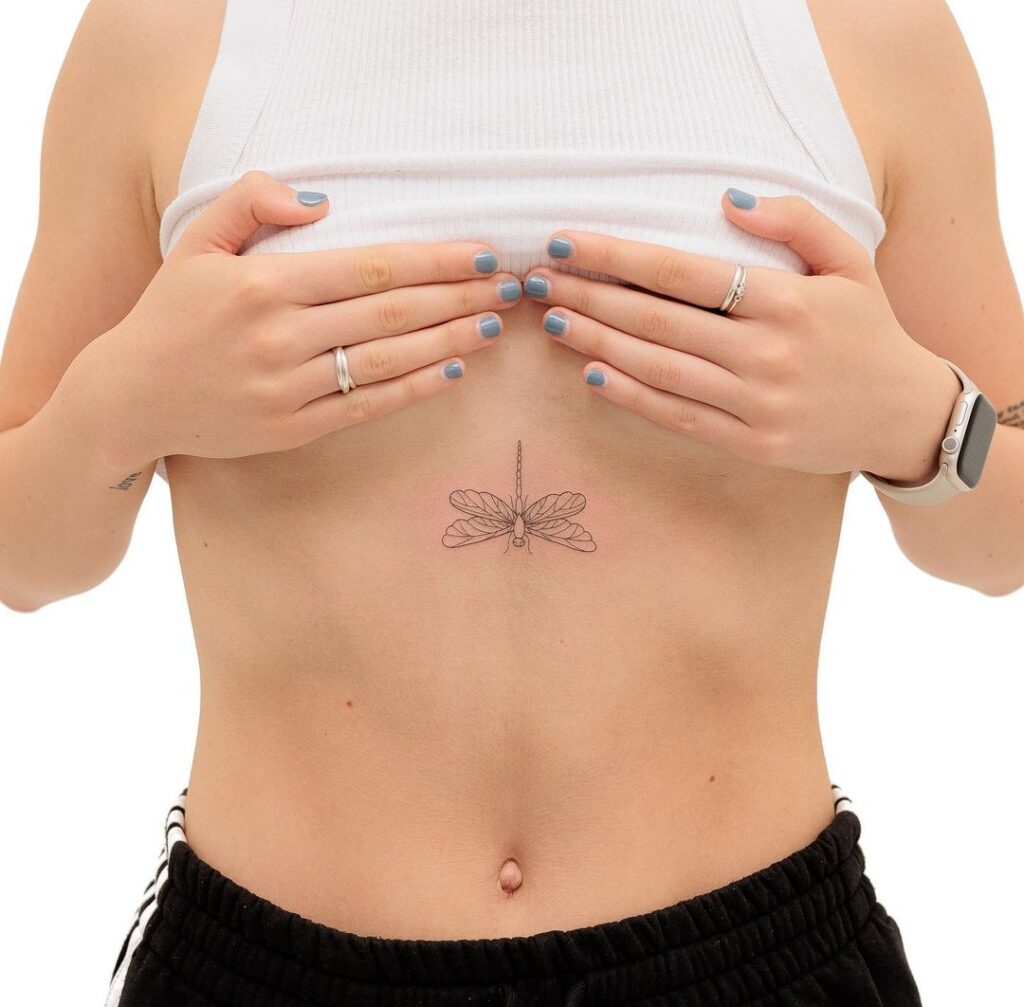 25 epici tatuaggi di libellule che vi porteranno energia positiva