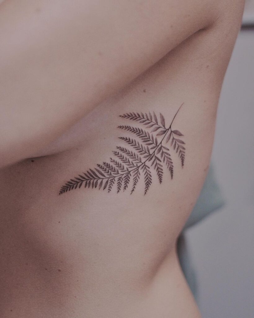 20 fenomenales tatuajes de helechos que harán crecer tu inspiración de tinta