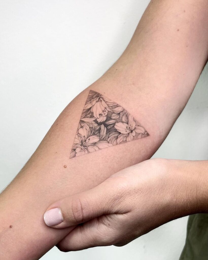 20 impresionantes ideas de tatuajes de triángulos que te dejarán boquiabierto
