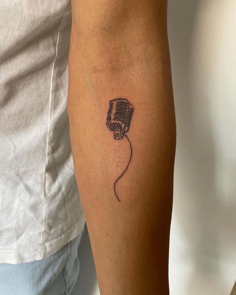 21 Aufsehen erregende Musik-Tattoos, die die richtigen Töne treffen