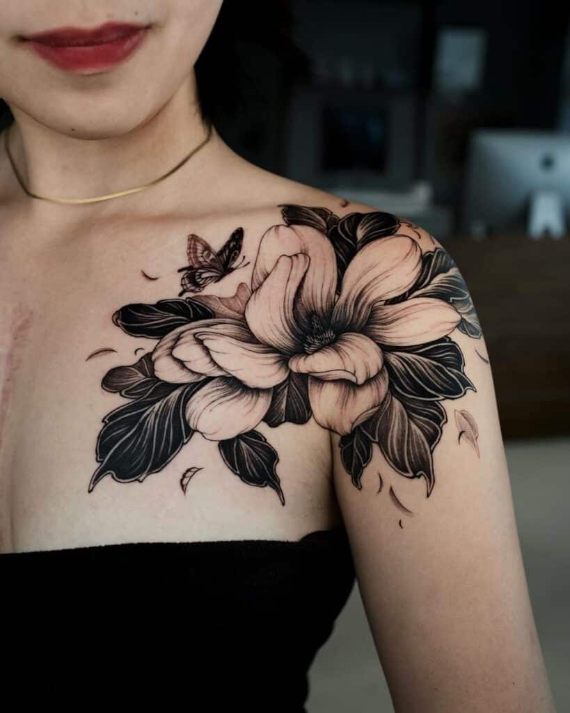 20 radiantes tatuajes de flores que exploran la belleza de la naturaleza