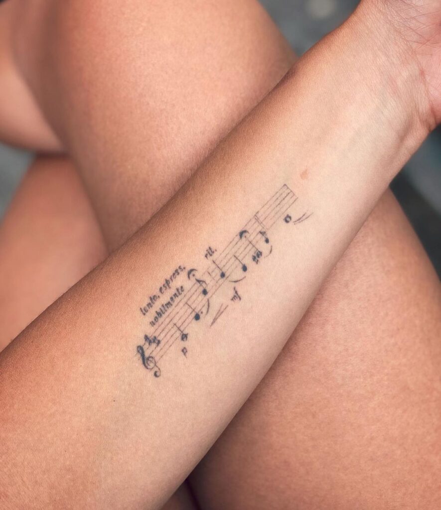 21 Aufsehen erregende Musik-Tattoos, die die richtigen Töne treffen