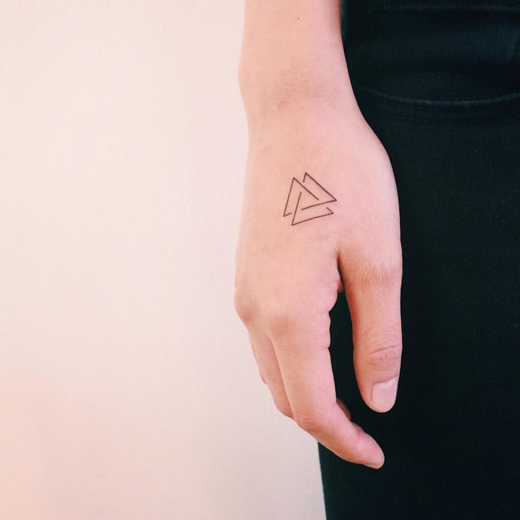 20 idées impressionnantes de tatouage triangulaire qui vous laisseront bouche bée