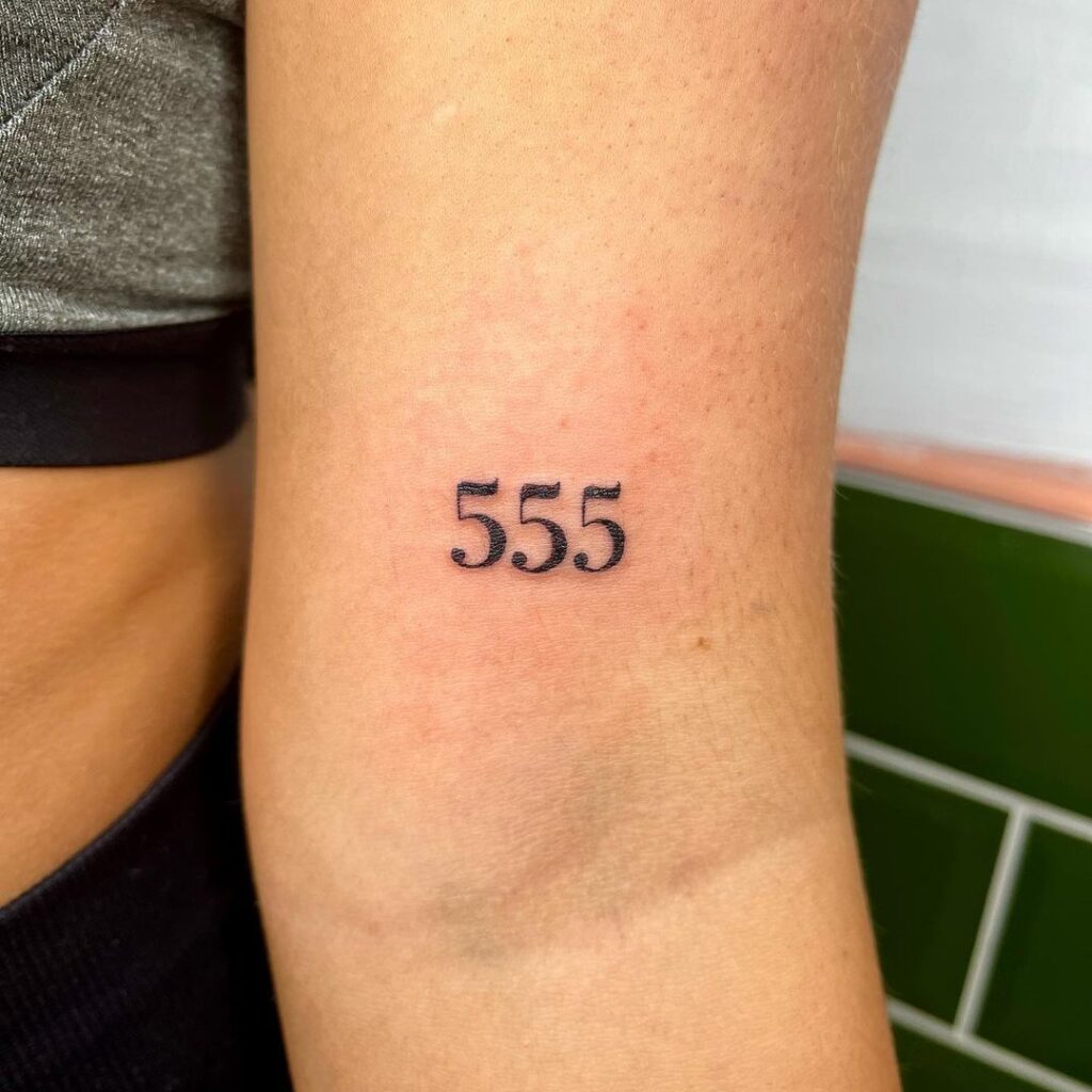 20 idées inspirantes de tatouage 555 qui embrassent les changements de la vie
