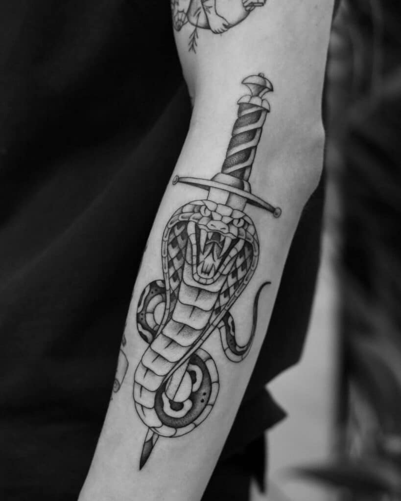 20 Beliebte Cobra-Tattoos, die Sie mit Stil schlittern lassen