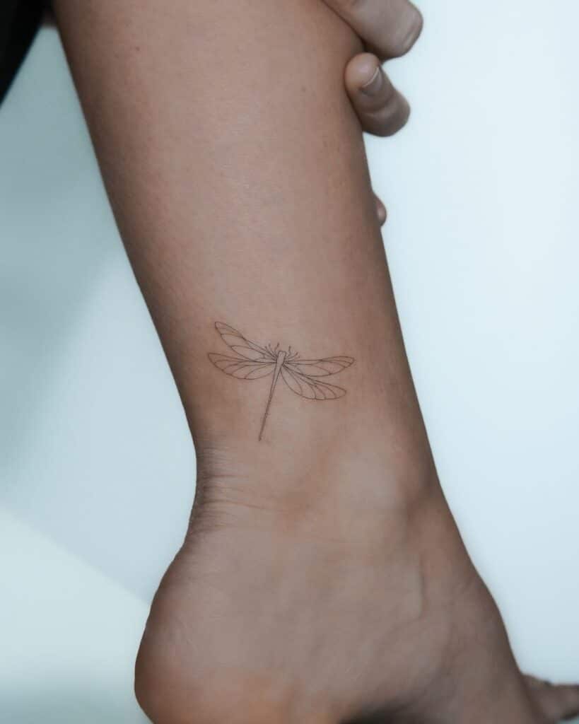 25 épicos tatuajes de libélulas que te aportarán energía positiva