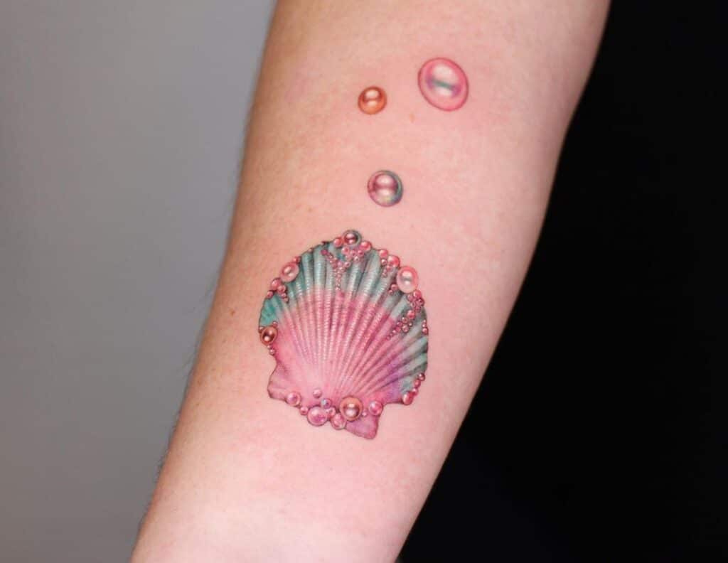 21 irresistibili idee di tatuaggio con le perle da cui tuffarsi il prima possibile