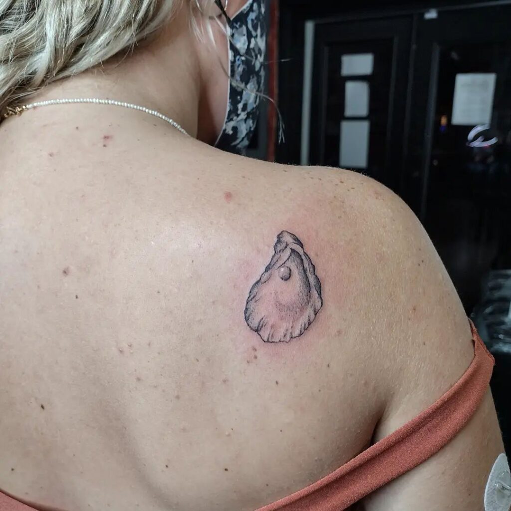 21 irresistibili idee di tatuaggio con le perle da cui tuffarsi il prima possibile
