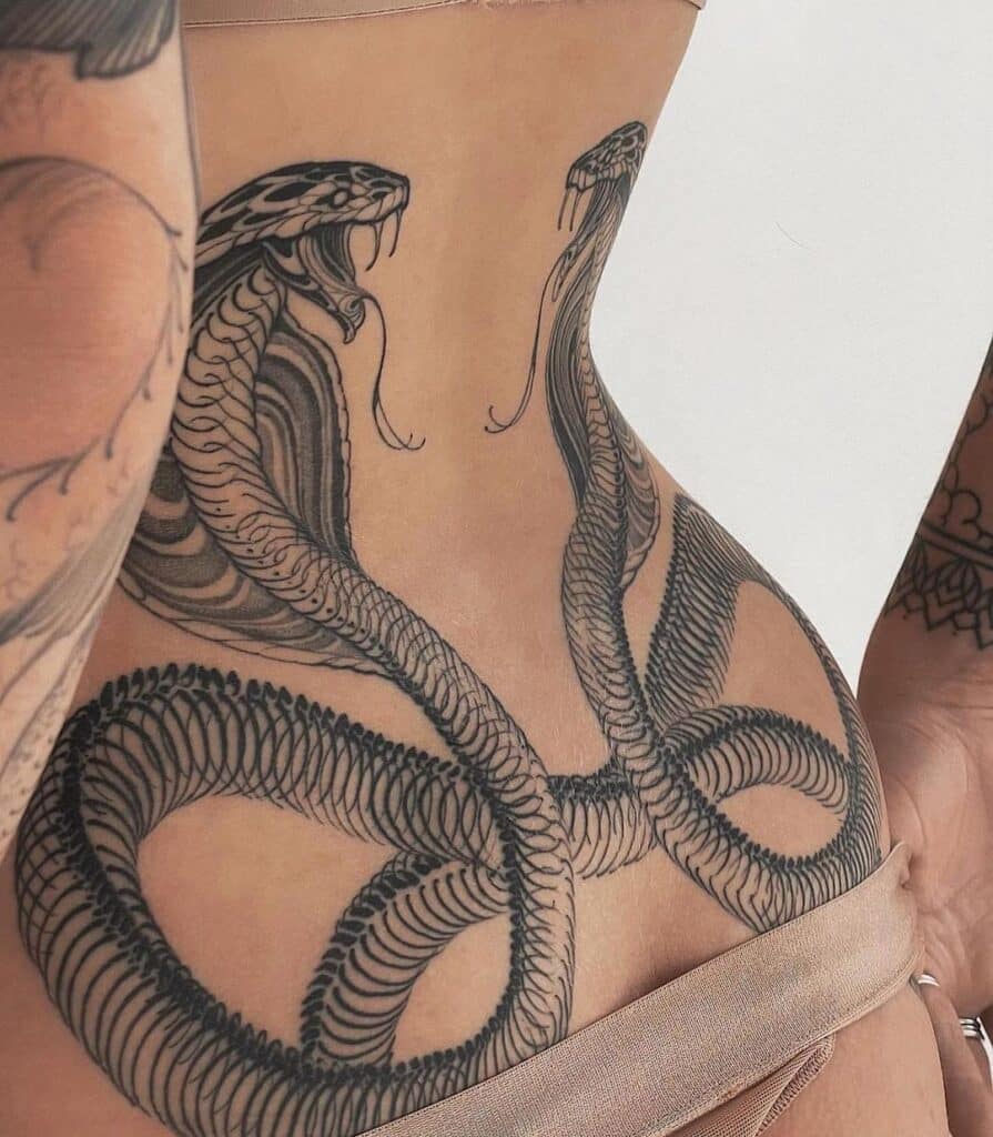 20 populares tatuajes de cobra que te harán deslizarte con estilo