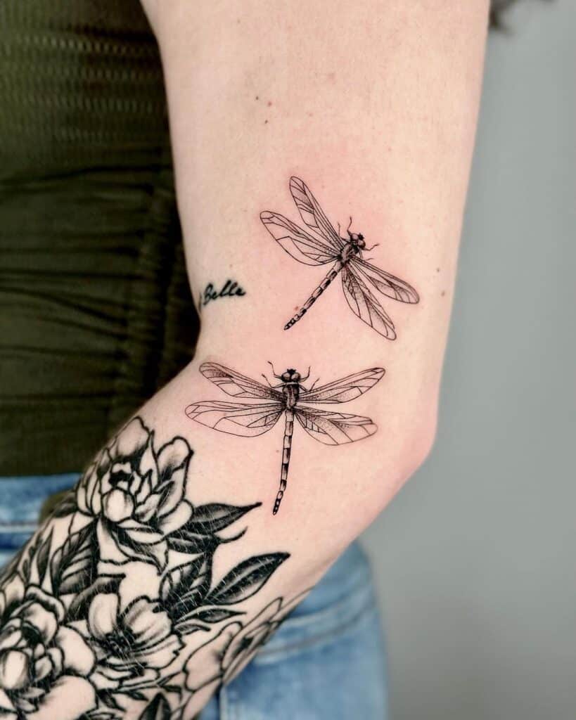 25 epici tatuaggi di libellule che vi porteranno energia positiva