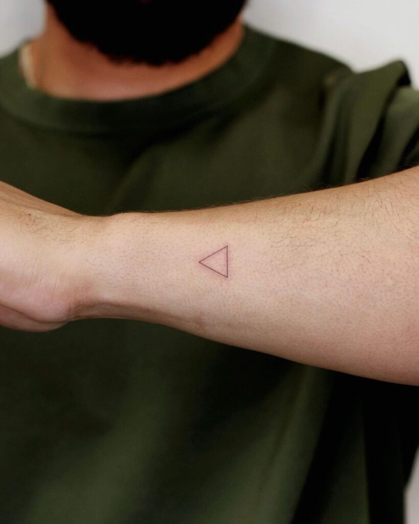20 impressionanti idee di tatuaggio a triangolo che vi lasceranno a bocca aperta