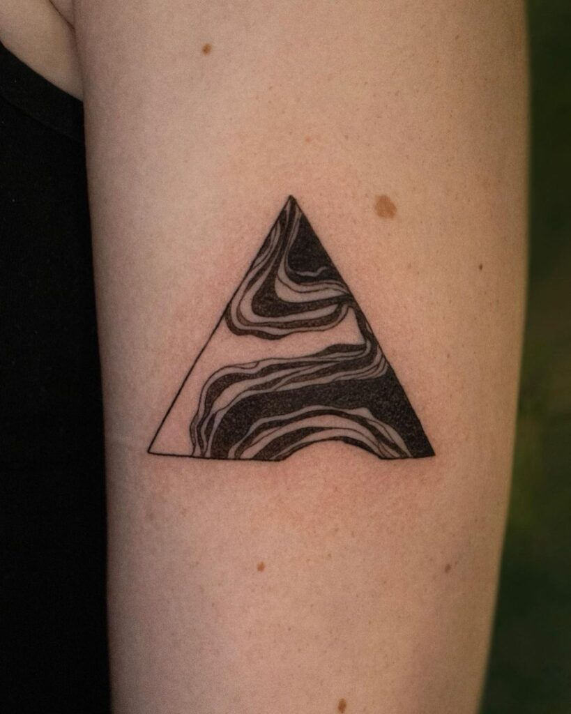 20 impresionantes ideas de tatuajes de triángulos que te dejarán boquiabierto