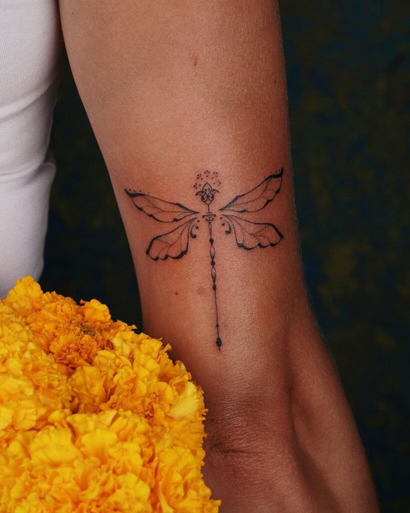 25 Tatuagens épicas de libélulas que lhe trarão energia positiva