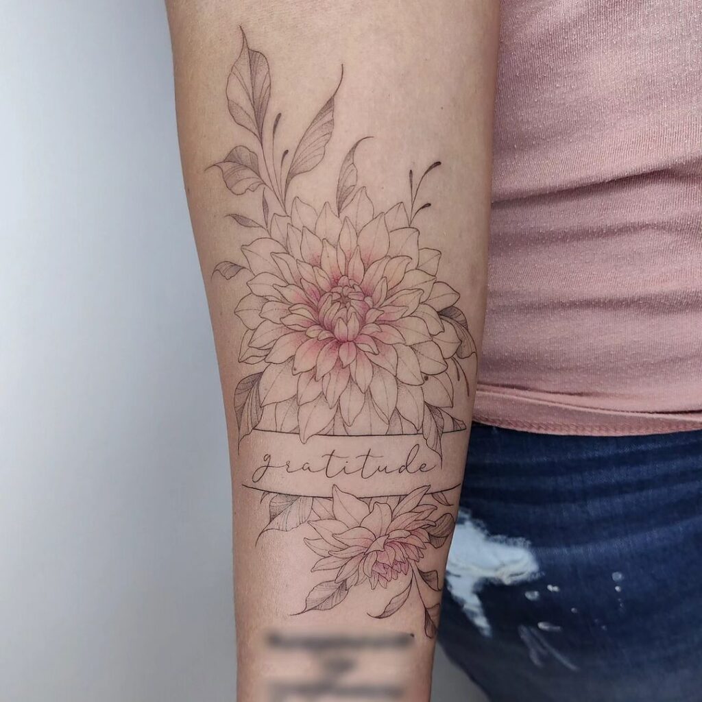 20 Strahlende Dahlien-Tattoo-Ideen, die auf Ihrer Haut blühen werden