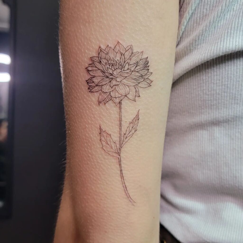 20 Strahlende Dahlien-Tattoo-Ideen, die auf Ihrer Haut blühen werden