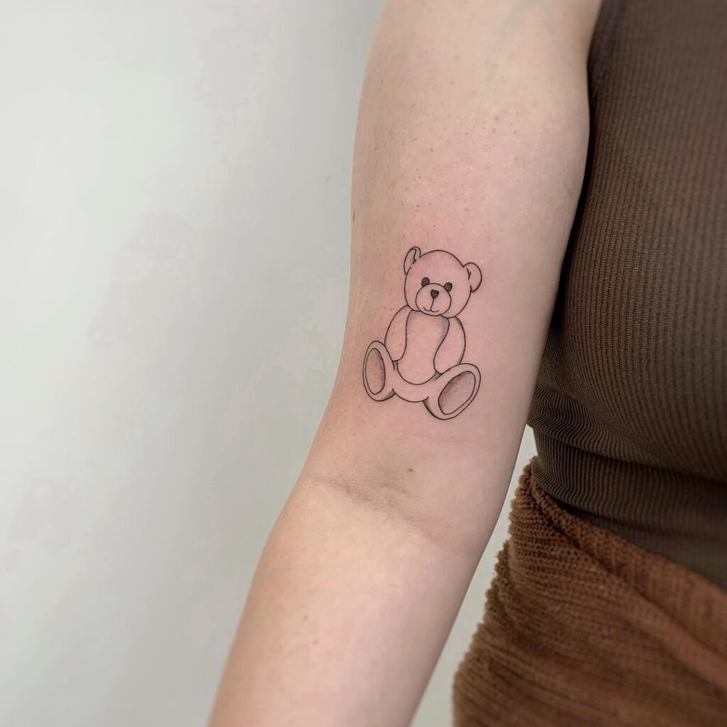 20 idées de tatouage d'ours en peluche pour chérir l'enfant qui sommeille en vous