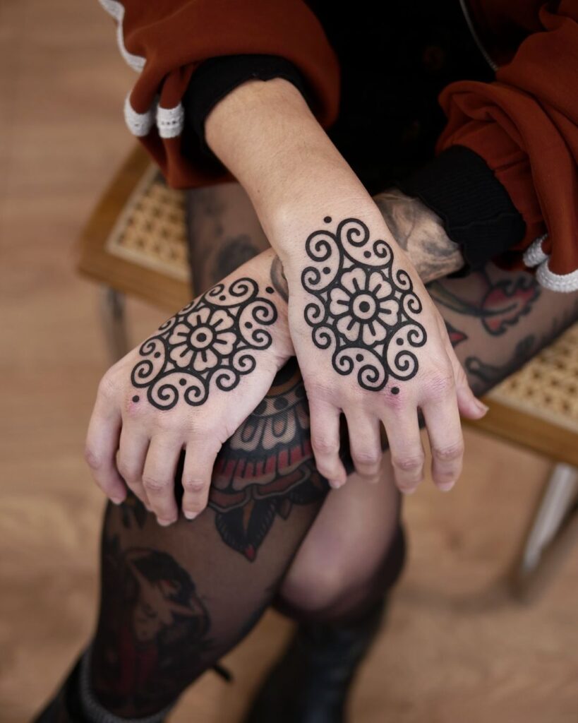 20 beeindruckende Tribal Tattoo Ideen, die Ihre Identität ehren