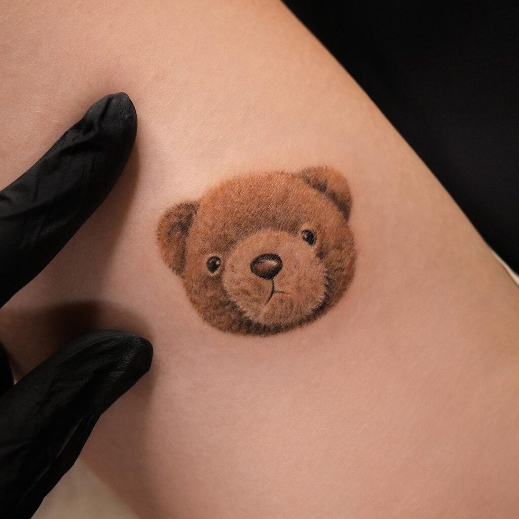 20 ideias de tatuagens de ursinhos de peluche que valorizam a sua criança interior