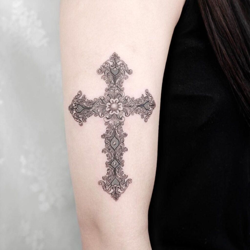 22 potenti tatuaggi a croce per donne in contatto con la fede