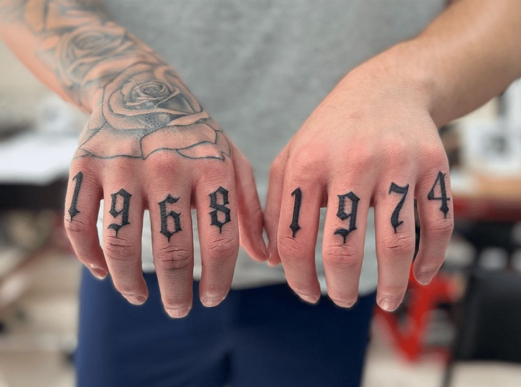 20 idee di tatuaggio sulle nocche da cui sarete ossessionati