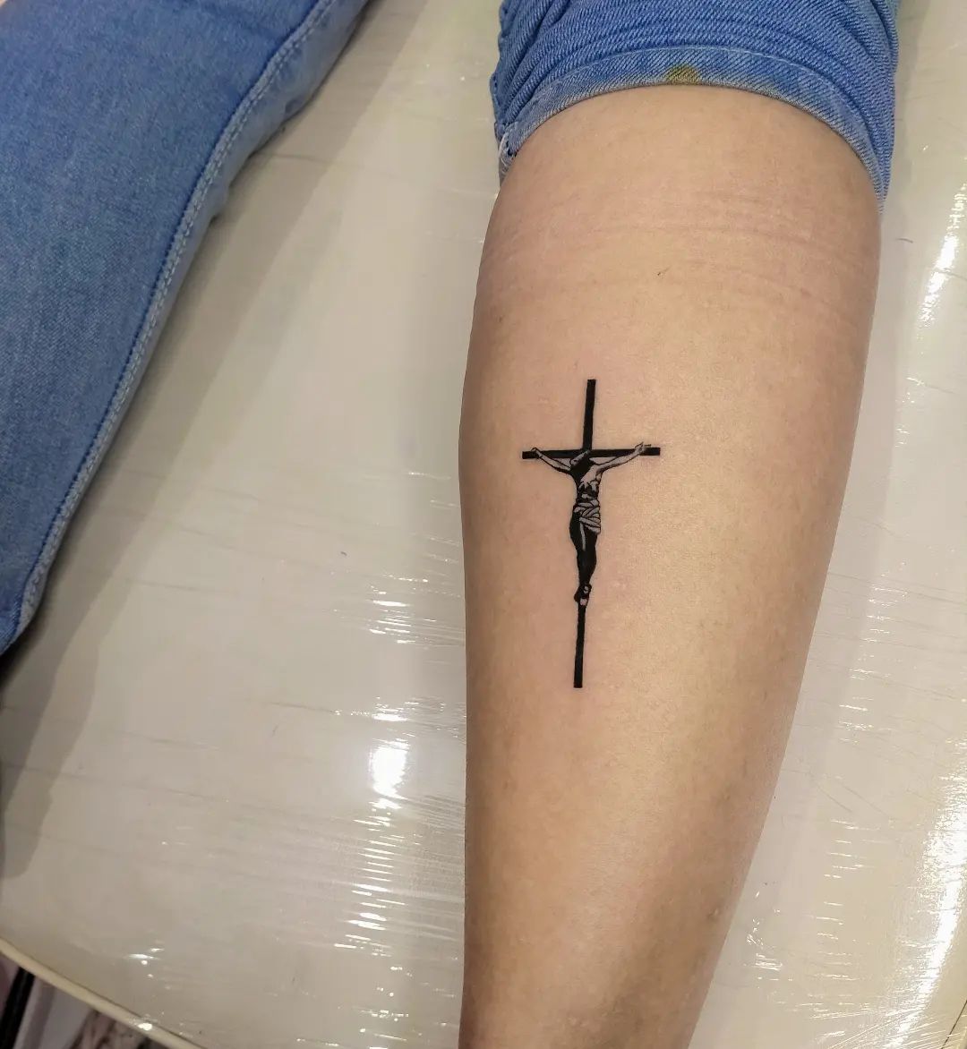 22 Powerful Cross Tattoos For Women In Touch With Faith