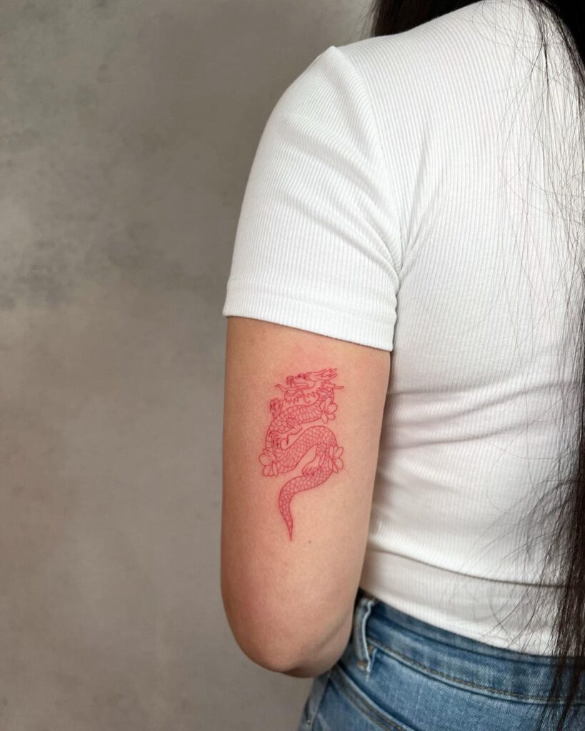 20 ideas épicas de tatuajes de dragones rojos que te obsesionarán