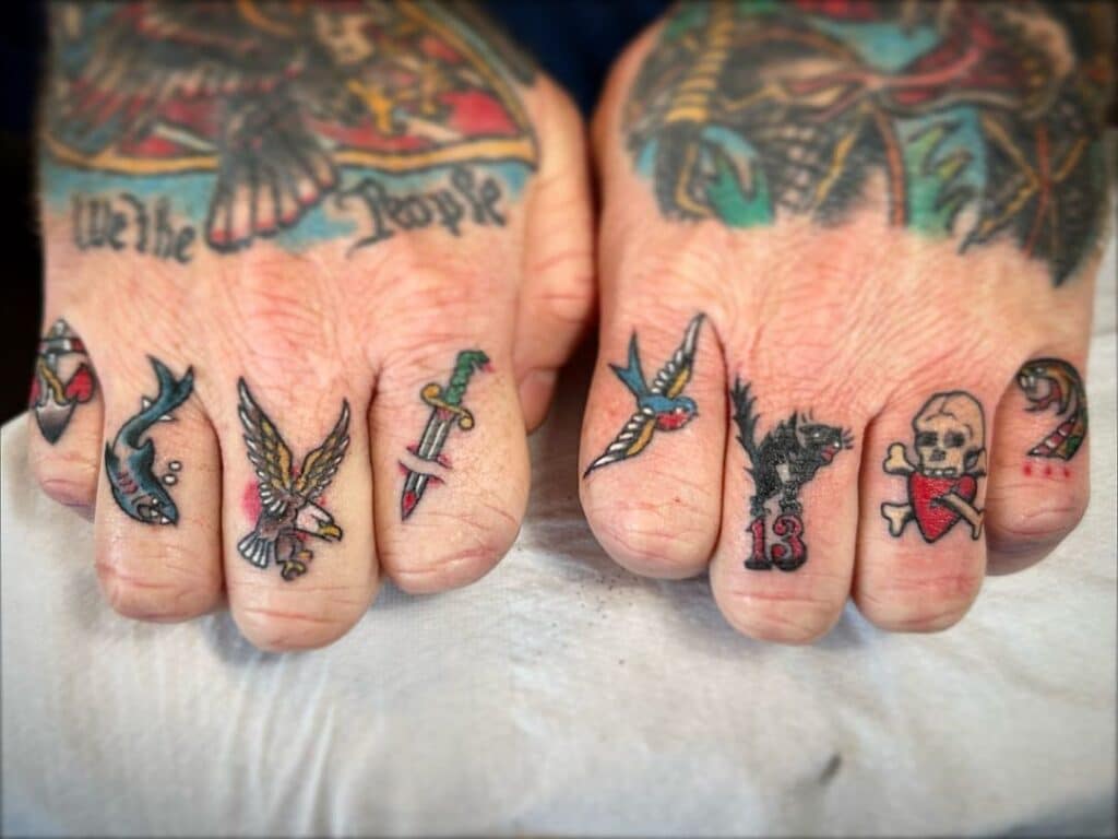 20 idées de tatouage sur les doigts de la main qui vous obséderont