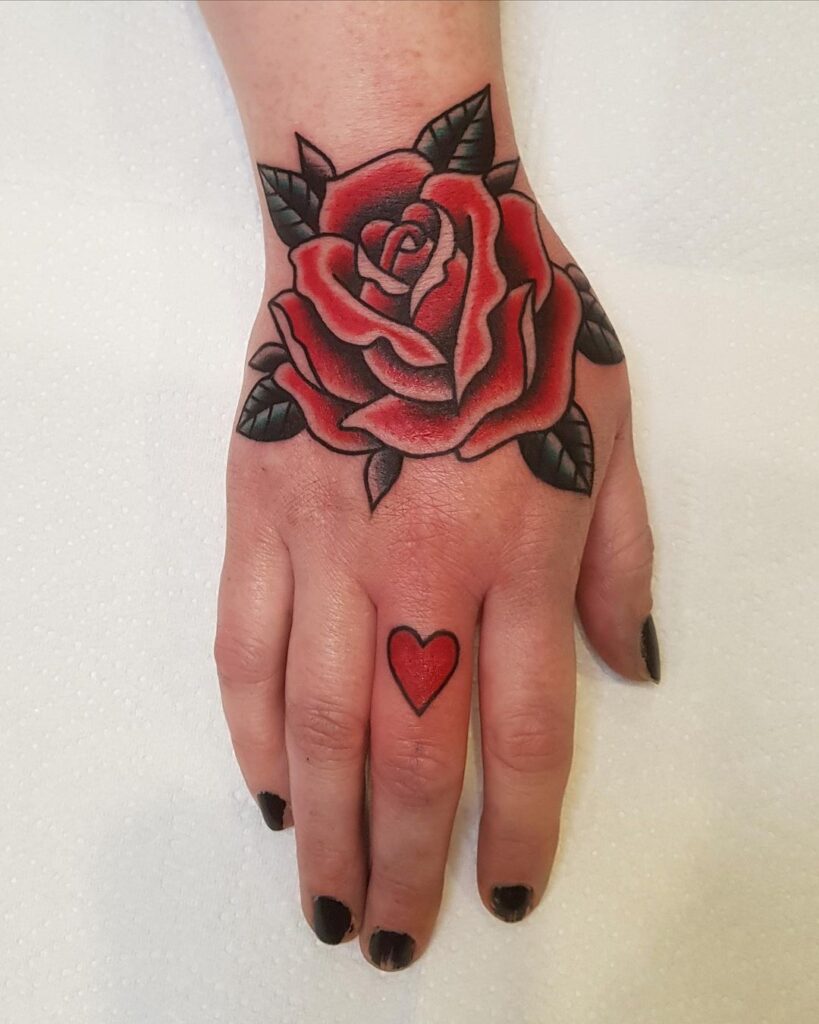 20 idées de tatouage sur les doigts de la main qui vous obséderont