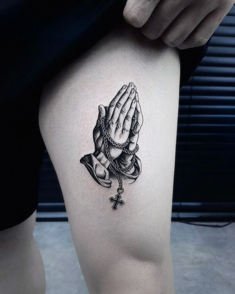 22 Kraftvolle Kreuz-Tattoos für glaubensstarke Frauen