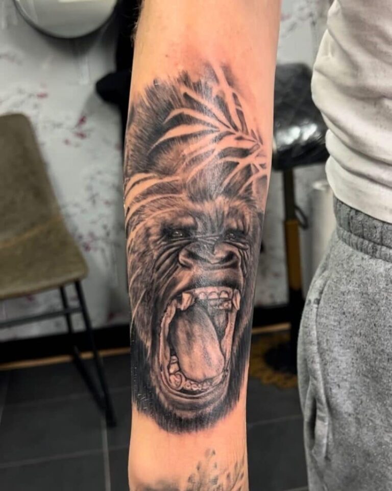 20 asombrosos tatuajes de gorilas que aprenderás a "apreciar como un simio"