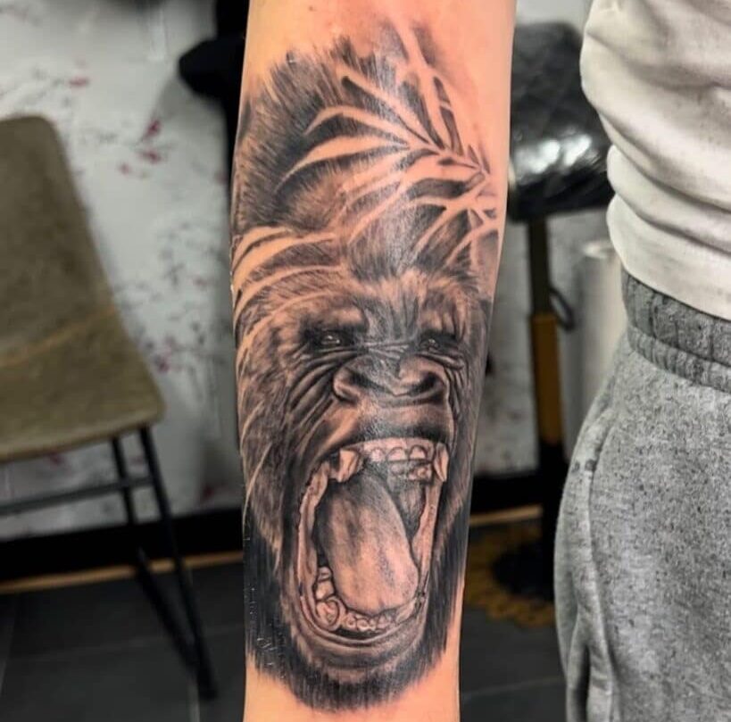 20 stupefacenti tatuaggi di gorilla che imparerete a "scimmiottare"