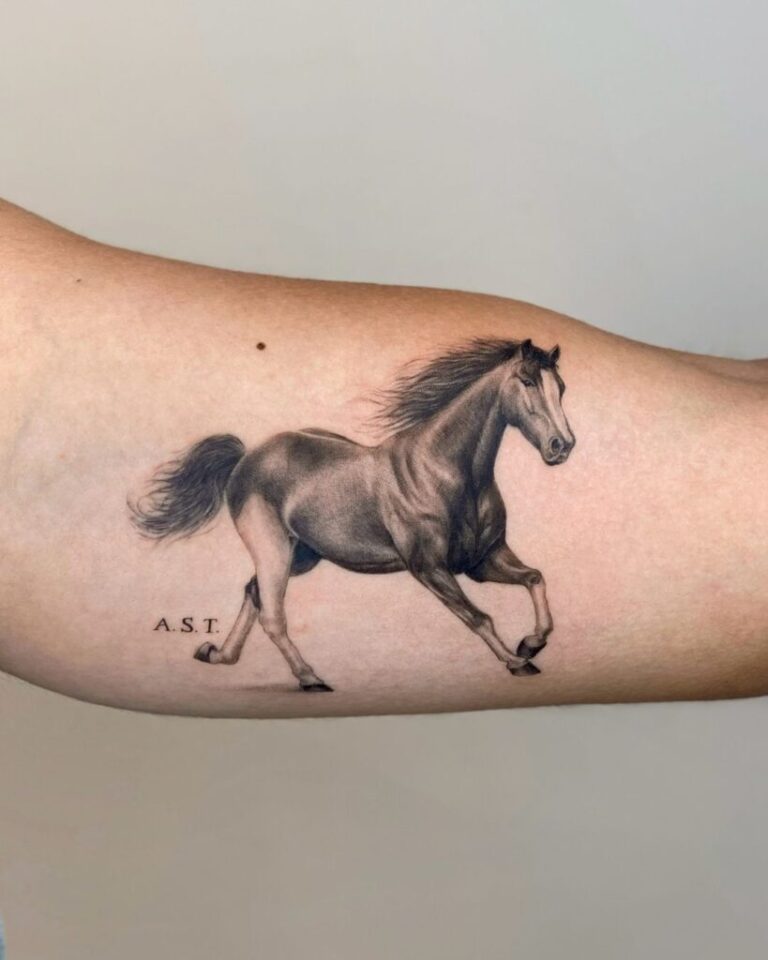 20 bellissimi tatuaggi di cavalli che catturano lo spirito equino