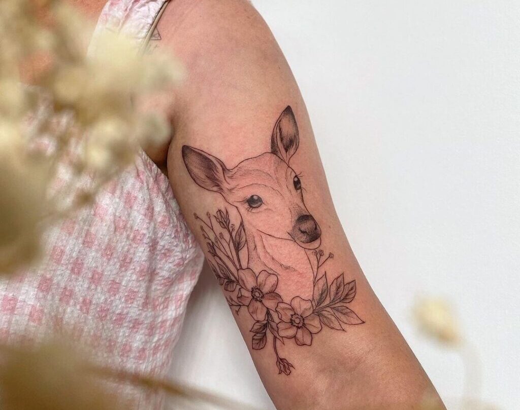 20 radiantes tatuajes de ciervos que no te arruinarán la fiesta