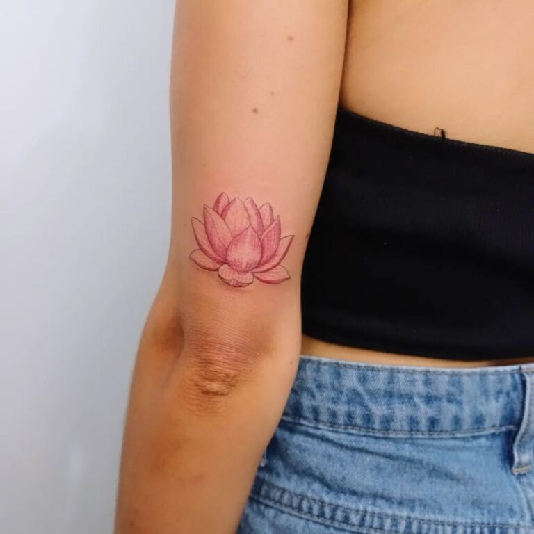 20 tatuagens de flores radiantes que exploram a beleza da natureza
