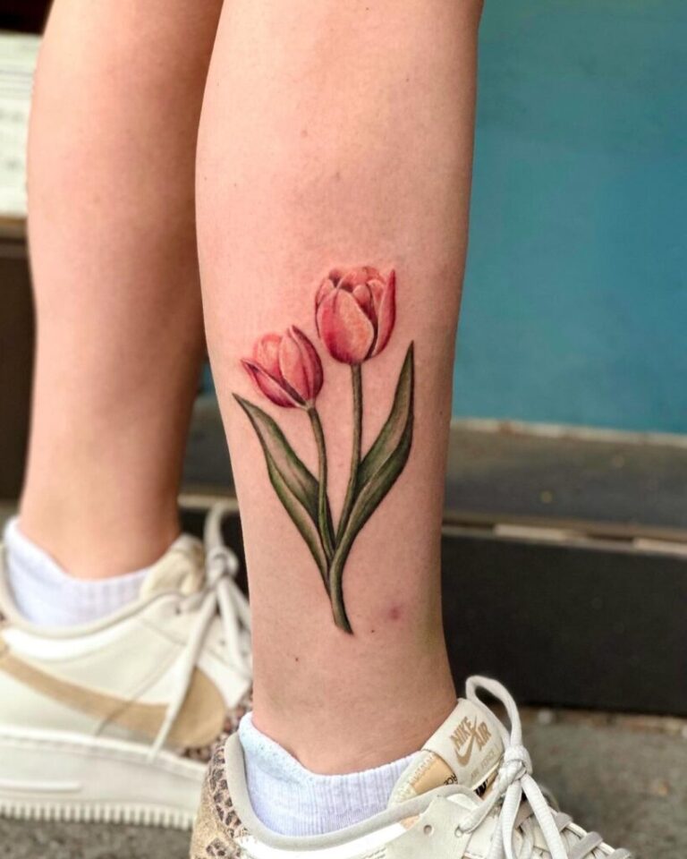 23 increíbles tatuajes de tulipanes con los que impresionar a tus amigos